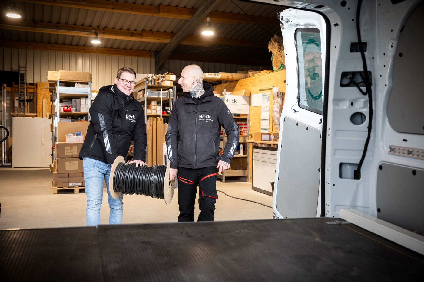 Beladung des Servicefahrzeugs mit Kabeltrommel