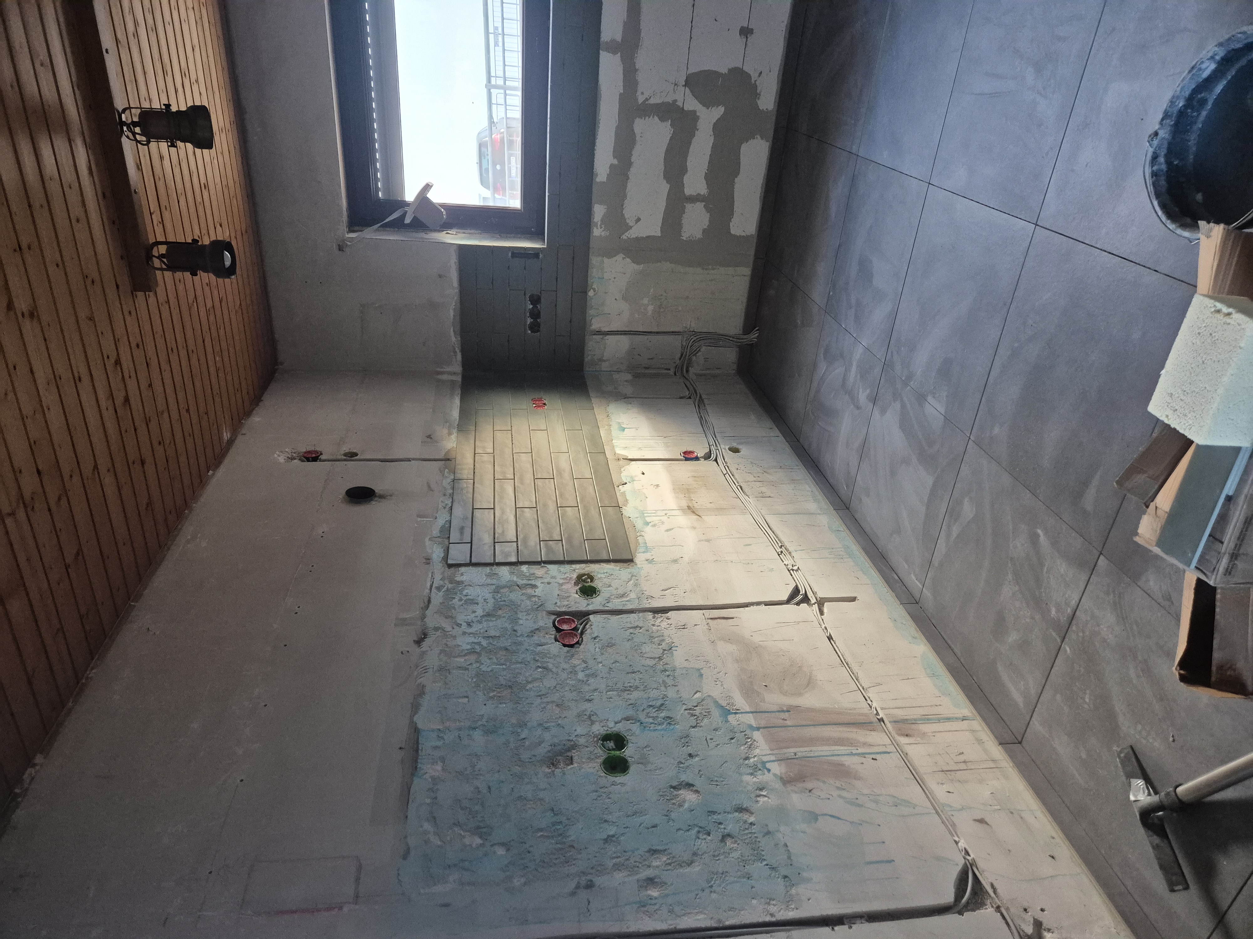 Rohbau-Verkabelung im Neubau, vorbereitete Stromleitungen