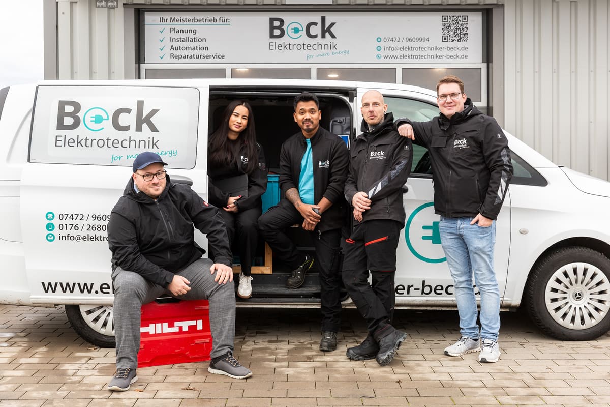 Das Team von Beck Elektrotechnik vor dem Servicefahrzeug